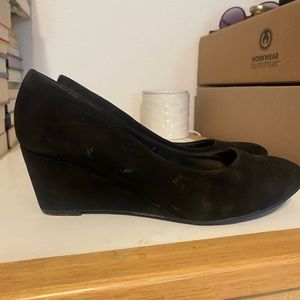 Black wedges